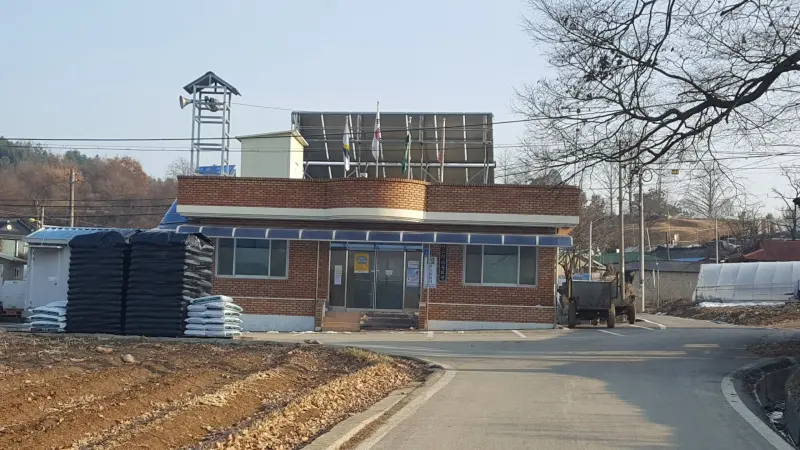 단층 건물 지붕 위에 설치된 평판형 태양열 집열기